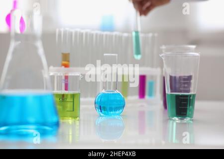 Laborröhrchen stehen im Labor für Flüssigkeitstests auf dem Tisch Stockfoto