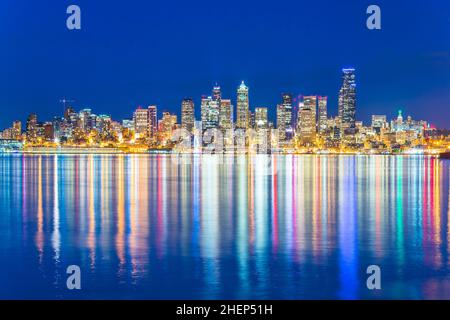 Skyline von Seattle City mit Reflexion im Wasser, seattle, washington, usa. Stockfoto