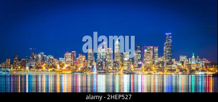 Skyline von Seattle City mit Reflexion im Wasser, seattle, washington, usa. Stockfoto