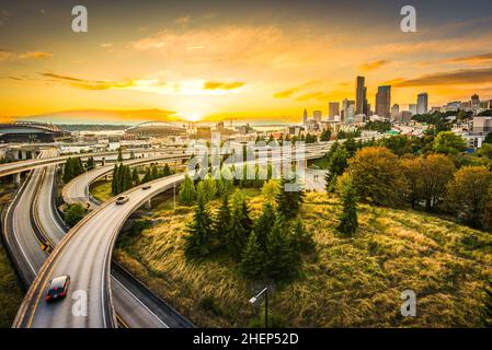 Seattle Skylines und Interstate Freeways treffen sich bei Sonnenuntergang, Seattle, Washington, USA. Stockfoto