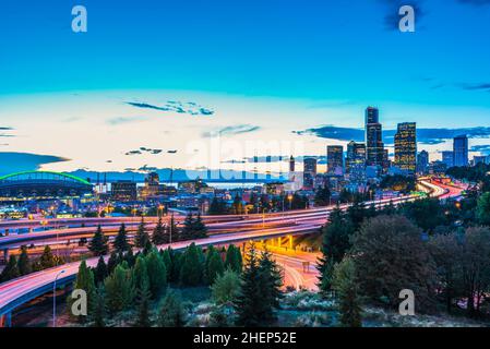 Seattle Skylines und Interstate Freeways treffen sich bei Sonnenuntergang, Seattle, Washington, USA. Stockfoto