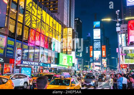 New York, USA, 09-03-17: Berühmte, Time squre Nachts mit Massen und Verkehr. Stockfoto