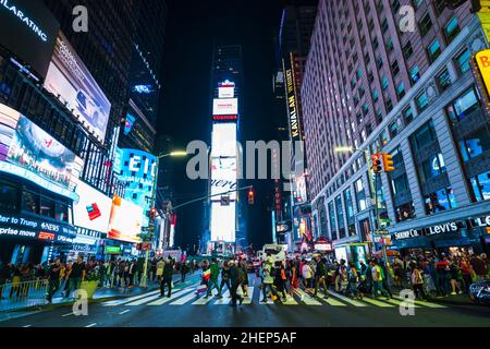 New York, USA, 09-03-17: Berühmte, Time squre Nachts mit Massen und Verkehr. Stockfoto