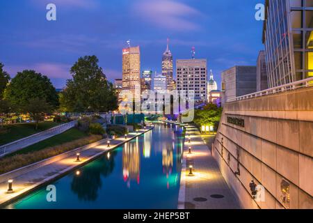 Indianapolis, Indiana, USA -09-13-17, schöne indiannapolis Skyline mit Reflexion über Wasser. Stockfoto