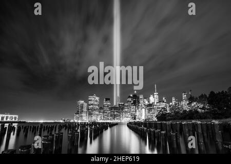 Tribute in Light, 911 Memorial, Skyline von New york mit Spiegelung im Wasser bei Nacht. Stockfoto