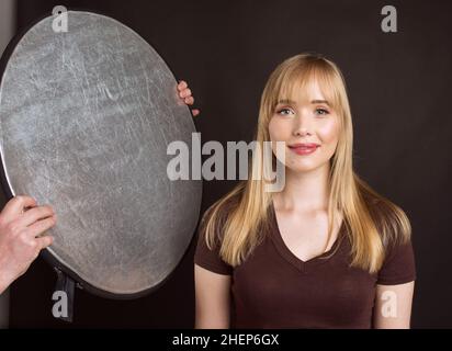 Verschiedene professionelle Studiobeleuchtung. Model, Posing, Modeling, Shooting Konzept. Stockfoto