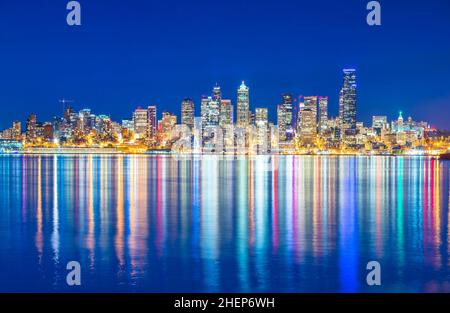 Skyline von Seattle City mit Reflexion im Wasser, seattle, washington, usa. Stockfoto