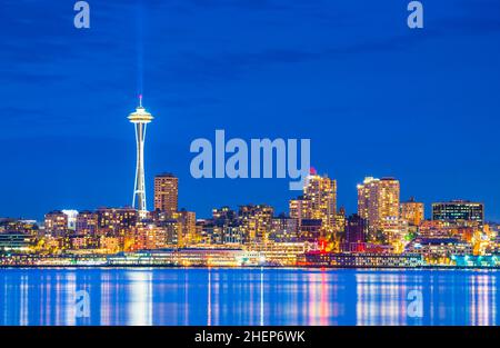 Skyline von Seattle City mit Reflexion im Wasser, seattle, washington, usa. Stockfoto