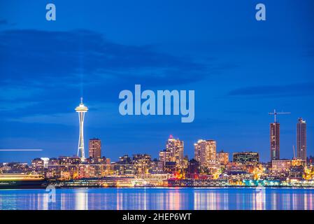 Skyline von Seattle City mit Reflexion im Wasser, seattle, washington, usa. Stockfoto