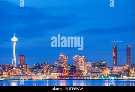 Skyline von Seattle City mit Reflexion im Wasser, seattle, washington, usa. Stockfoto