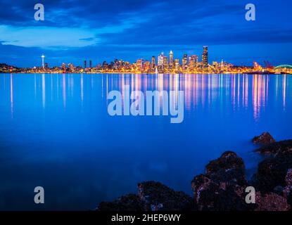 Skyline von Seattle City mit Reflexion im Wasser, seattle, washington, usa. Stockfoto