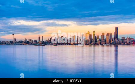 Skyline von Seattle City mit Reflexion im Wasser, seattle, washington, usa. Stockfoto