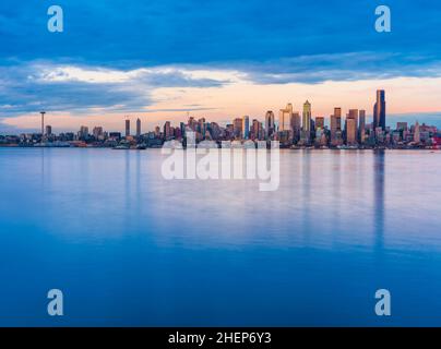 Skyline von Seattle City mit Reflexion im Wasser, seattle, washington, usa. Stockfoto