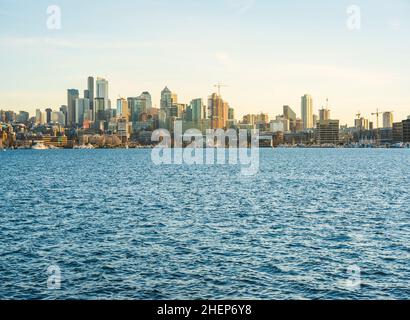Skyline von Seattle über Lake Union an sonnigen Tagen, seattle, washington, usa. Stockfoto