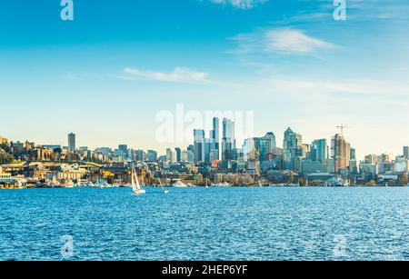 Skyline von Seattle über Lake Union an sonnigen Tagen, seattle, washington, usa. Stockfoto