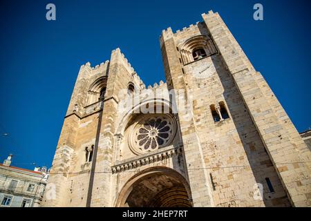Die Catedral SE Patriarcal in Alfama in der Stadt Lissabon in Portugal. Portugal, Lissabon, Oktober 2021 Stockfoto