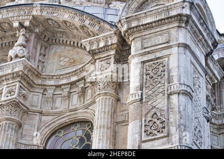 Detailansicht der Ortakoy Moschee in Istanbul. Stockfoto