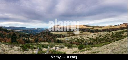 Sonnenaufgang Panoramalandschaft von Avergne Landschaft mit Mont Dore Frankreich Stockfoto