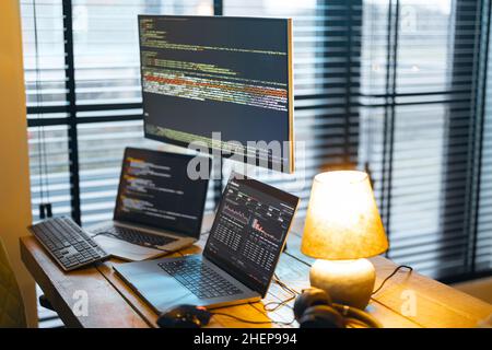 Programmierarbeitsplatz mit Computern Stockfoto