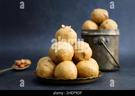 Indische traditionelle süße Speisen Besan ke Laddu. Hergestellt aus Gramm Mehl, Zucker und Ghee. Indian Festival süß. Diwali faral oder Snacks. Platz kopieren. Stockfoto