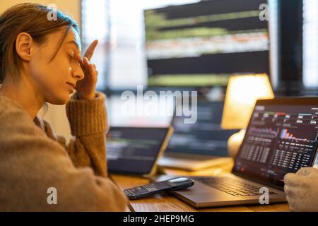 Müder Programmierer im Heimbüro Stockfoto