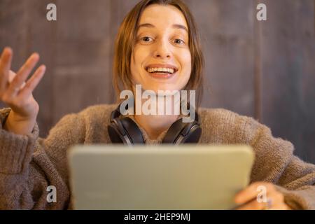 Frau während einer Videokonferenz am Arbeitsplatz zu Hause Stockfoto