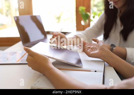 Kollegen aus dem Unternehmen diskutieren und teilen ihre Geschäftsideen für die Planung eines neuen Unternehmens, das das Büro wirbt. Stockfoto