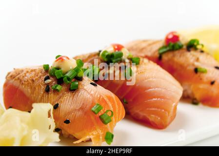 Verschiedene Sushi-Rollen auf weißem Hintergrund. Mit Kopierplatz für Text. Draufsicht. Japanisches Essen Restaurant Sushi Maki Roll Teller Stockfoto