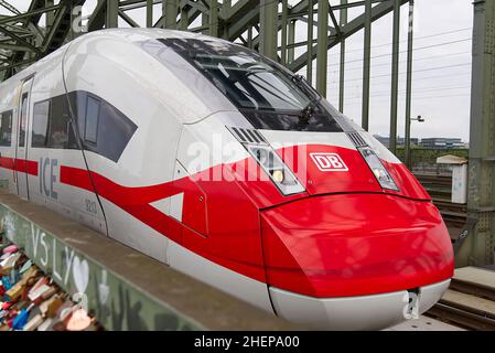 Juli 2021, Deutschland: Moderner grüner EISZUG aus nächster Nähe. Deutschland ICE regionalen Schnellzug. Stockfoto