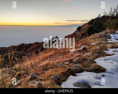 Ein Abend Aufnahme von einem Hügel mit Schnee und Winter Line Himmel im Winter in Mussoorie INDIEN. Stockfoto