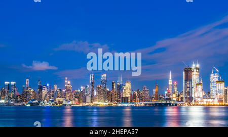 New York, USA, 08-25-17: New York City Skyline bei Nacht mit Reflexion in den Hudson River. Stockfoto