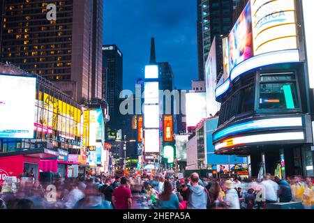 New York, USA, 09-03-17: Berühmte, Time squre Nachts mit Massen und Verkehr. Stockfoto