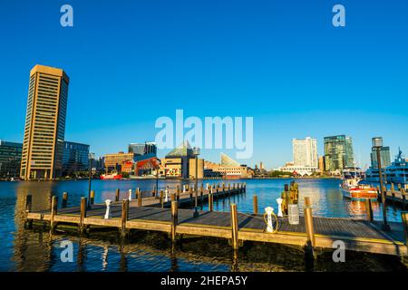 Baltimore Inner Harbor an einem sonnigen Tag. Stockfoto