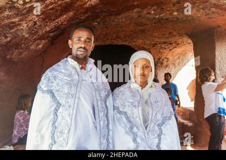 Pilger, die zur Kirche zum Gebet in der afrikanischen Stadt gehen Stockfoto