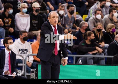 Barcelona, Spanien - 11. Januar 2022, Ettore Messina, Cheftrainer der AX Armani Exchange Mailand während des EuroLeague-Basketballspiels der Turkish Airlines zwischen dem FC Barcelona und der AX Armani Exchange Mailand am 11. Januar 2022 im Palau Blaugrana in Barcelona, Spanien - Foto: Javier Borrego/DPPI/LiveMedia Stockfoto