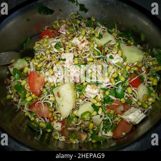 Eine Schüssel Sprosssalat. Moong dal Sprout Salat mit Tomaten, grünem Chili etc Stockfoto