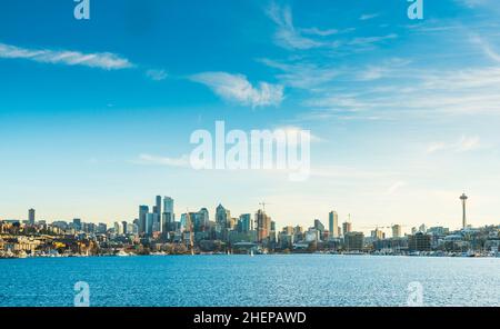 Skyline von Seattle über Lake Union an sonnigen Tagen, seattle, washington, usa. Stockfoto