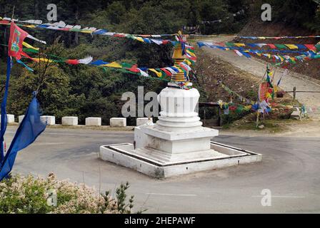 Bhutan, chorten mit Gebetsfahnen auf Pele La Pass Stockfoto