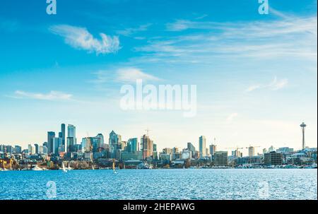 Skyline von Seattle über Lake Union an sonnigen Tagen, seattle, washington, usa. Stockfoto