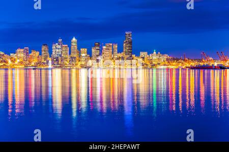 Skyline von Seattle City mit Reflexion im Wasser, seattle, washington, usa. Stockfoto