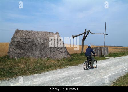 Österreich, unbekannter Radfahrer im Nationalpark Neusiedlersee-Seewinkel mit traditioneller Jurte und ziehen gut Stockfoto