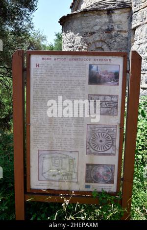 Kypseli, Griechenland - 29. Juni 2021: Tafel mit Beschreibung des byzantinischen Klosters Saint Demetrius alias Agios Dimitrios in griechischer Schrift Stockfoto