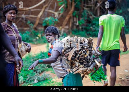 Eine Frau aus den äthiopischen Stämmen im Tal des Omo River Stockfoto