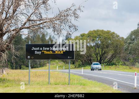 Ein Anti-Geschwindigkeitsschild der Regierung von New South Wales „nur ein paar Kilometer vorbei?“ An einer Regionalstraße zwischen Forster und Taree im regionalen NSW, Australien Stockfoto