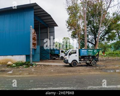 Editorial, datiert: 18th. Juni 2020 Ort: Dehradun INDIEN. Ein Müllwagen, der Müll in eine Recyclinganlage transportiert. Stockfoto