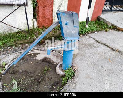 Nahaufnahme einer Handpumpe in INDIEN. Stockfoto