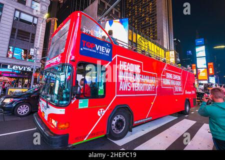 New York, USA, 09-03-17: Berühmte, Time squre Nachts mit Massen und Verkehr. Stockfoto