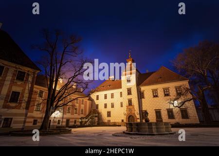 Im Hof der Burg Trebon - Tschechische Republik. Winternacht. Stockfoto