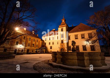 Winternacht im Innenhof des Schlosses Trebon - Tschechische Republik. Stockfoto