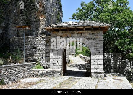 Monodendri, Griechenland, Steintor zum alten Kloster von Agia Paraskevi, erbaut im 15th. Jahrhundert am Rande der Vikos-Schlucht Stockfoto